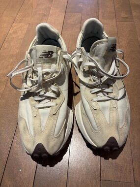 New Balance Cream and Tan Lace-Up Sneakers 327 size 9 women